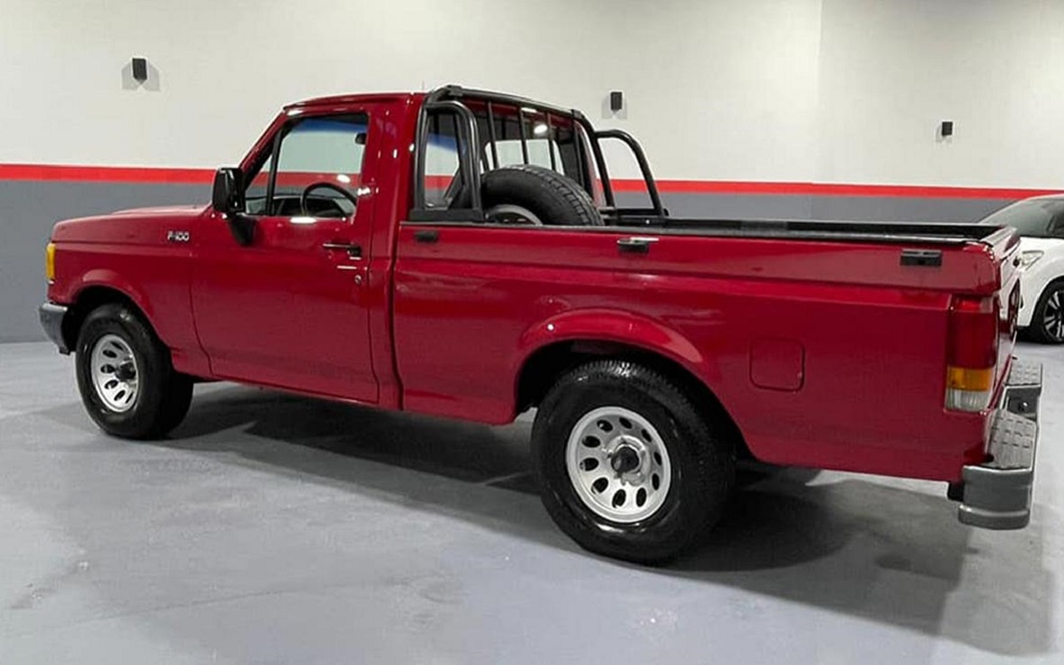 Así está una Ford F-100 de los '90