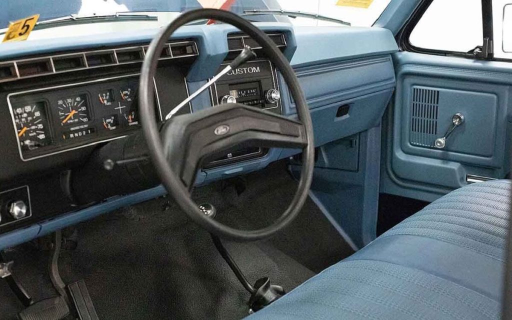 Ford F-250 de 1980 por dentro