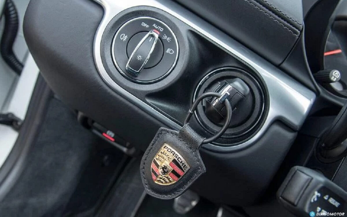 ¿Por qué los Porsche tienen la llave de arranque a la izquierda del volante?