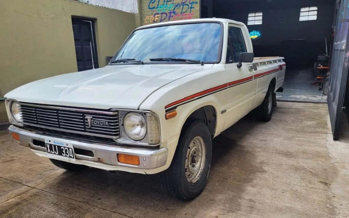 Toyota Hilux abandonada