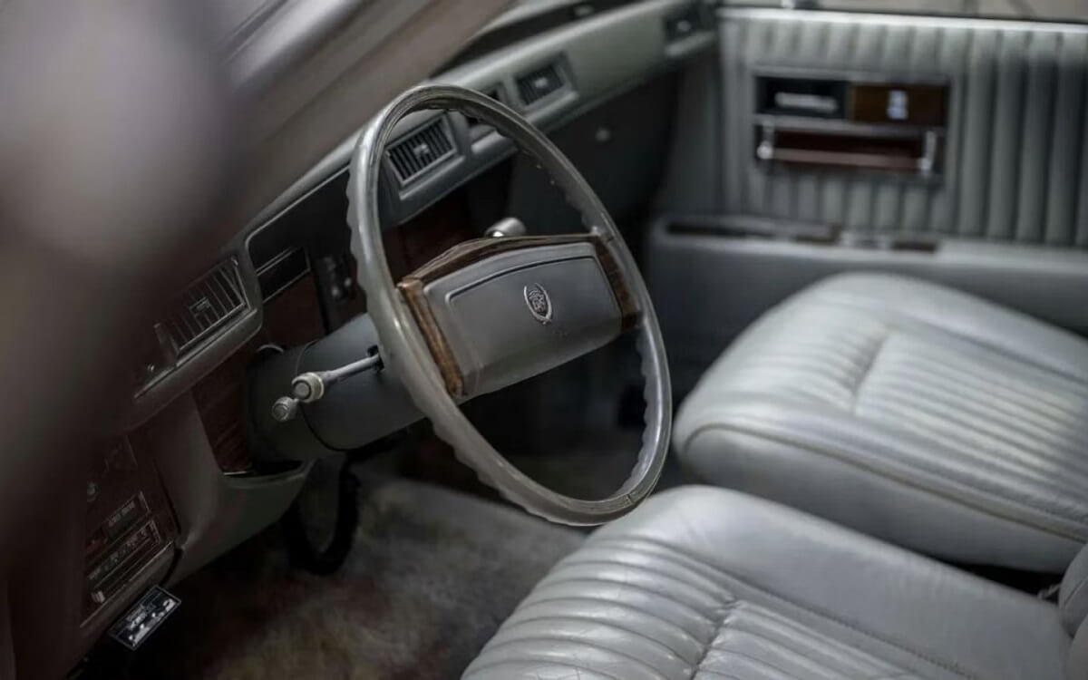 Cadillac Seville de 1977 por dentro