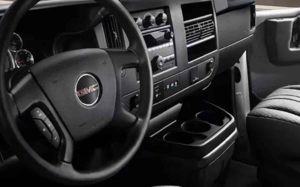 Comandos e interior de GMC Savana 2025