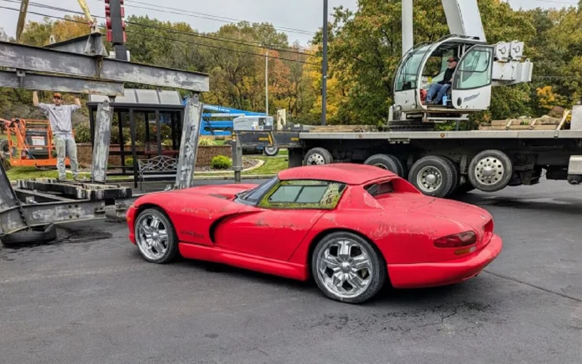 Dodge Viper abandonado