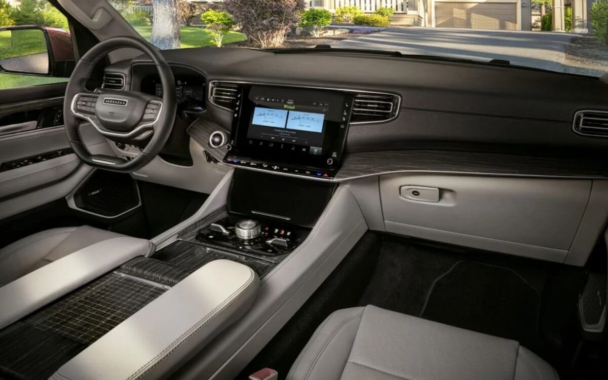 Interior Jeep Wagoneer 2025