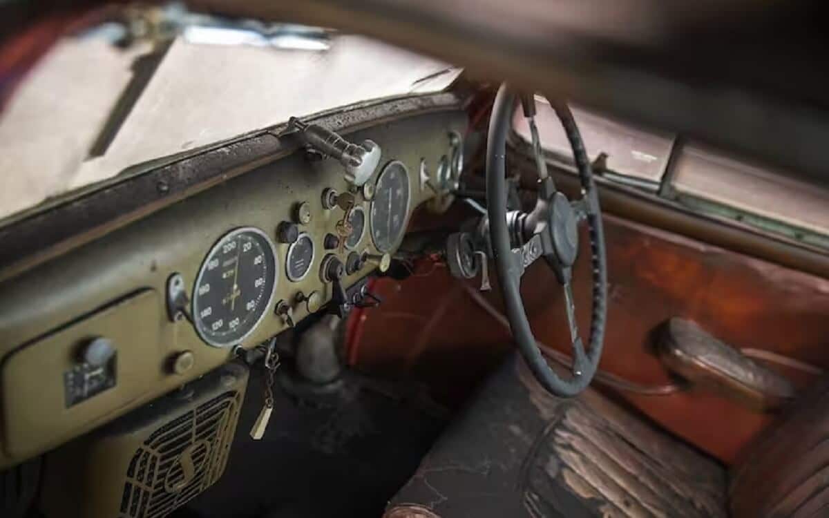 Interior de uno de los autos clásicos