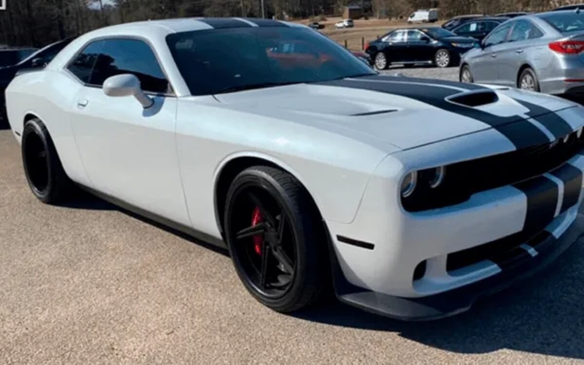 Challenger SRT Hellcat de 2016 de Brown