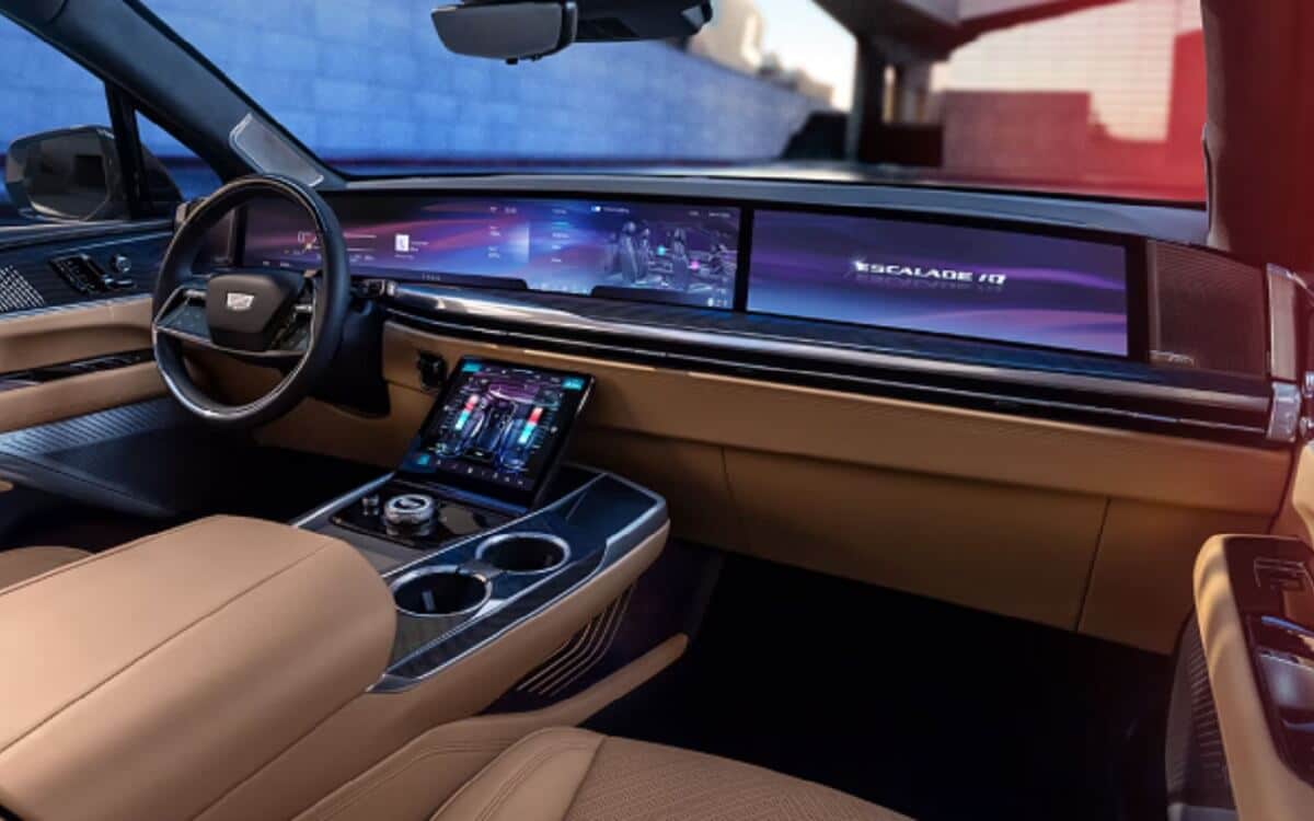 Interior lujoso del Cadillac Escalade IQ 2025