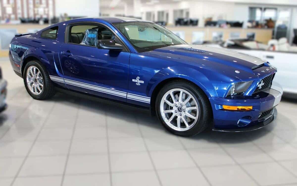 Shelby GT500 KR 2008 en un concesionario de Chevrolet